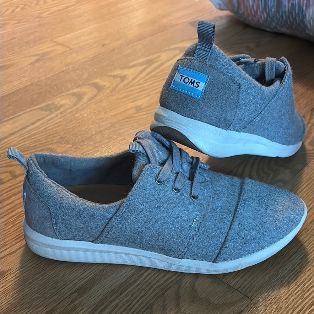 TOMS Light Gray Lace-Up Shoes